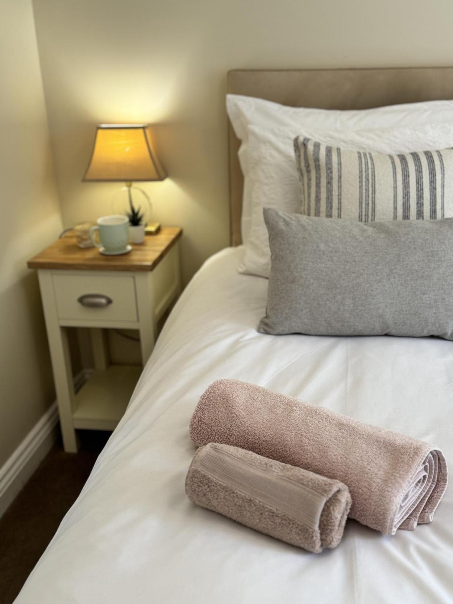 'Bramley Fall Cottage' ' On Site Ev Point - Attached Cottage,3 Separate Bedrooms -1 On Ground Level, Sleeps 6, 2 Bathrooms, Sandy Wittering Beach 8Min Drive, Rural Location, Child Friendly, Small Breed Dog Friendly, Private Parking Чічестер Екстер'єр фото