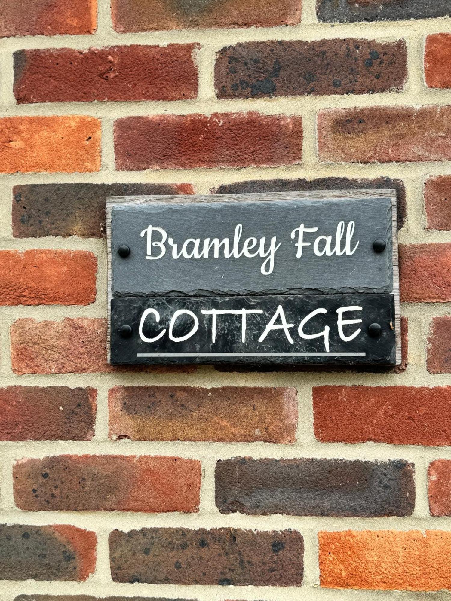 'Bramley Fall Cottage' ' On Site Ev Point - Attached Cottage,3 Separate Bedrooms -1 On Ground Level, Sleeps 6, 2 Bathrooms, Sandy Wittering Beach 8Min Drive, Rural Location, Child Friendly, Small Breed Dog Friendly, Private Parking Чічестер Екстер'єр фото
